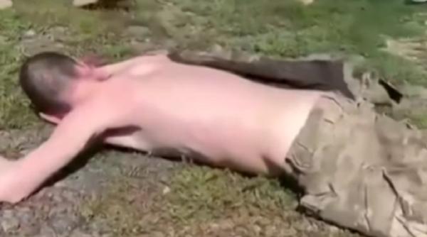 Un ucrainean, eliberat după un an de captivitate în Rusia izbucnește în plâns, sărutând pământul: "Sunt fericit să fiu acasă!"