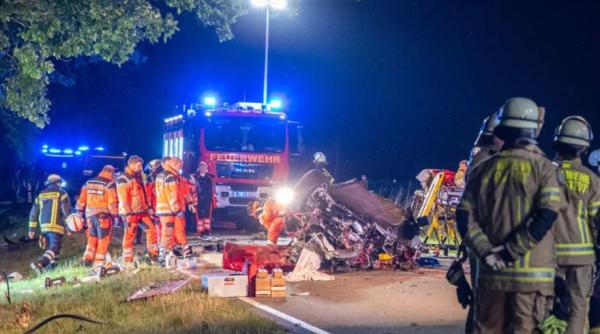 Germania. Autoturism Tesla, rupt în două într-un accident rutier. Șoferul a murit pe loc