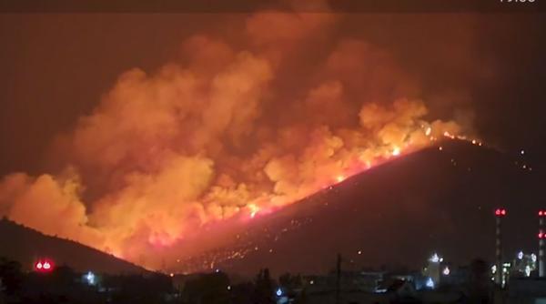 O insulă grecească, preferată de români, cuprinsă de flăcări. Incendiul a fost provocat din greşeală de un bătrân