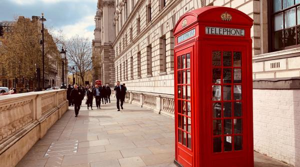 Firme fantomă îi păcălesc pe românii din Anglia și îi taxează pentru programări "urgente". Consulatul General la Londra: "Programările sunt gratuite. Nu apelați la intermediari"