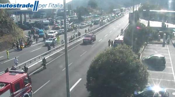 Italia. Un autocar cu turiști a luat foc într-un tunel pe autostradă. Mai multe persoane au ajuns la spital