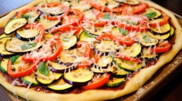 Pizza Ratatouille cu dovlecei, roșii și vinete. O rețetă savuroasă și sățioasă