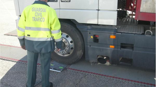 Spania. Șofer român de TIR, prins conducând drogat pe contrasens. Doi șoferi obligați s-o ia prin șanț au sunat la poliție