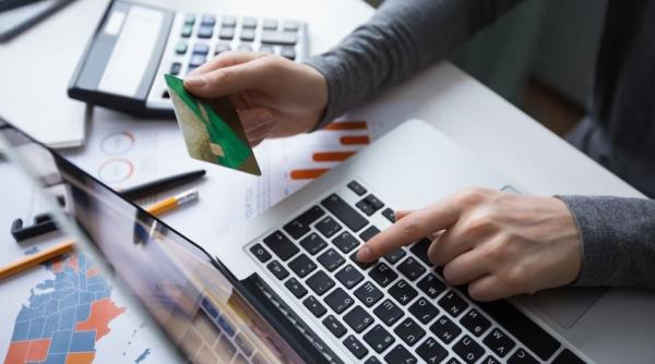 Tot mai mulți spanioli apelează la împrumuturi pentru cheltuielile zilnice. Julian Lopez: „Intri în probleme fără să-ți dai seama”