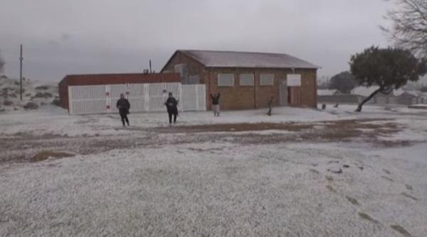 A nins în Africa de Sud. Fenomenul rar a scos oamenii din Johannesburg la zăpadă