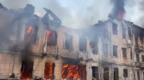 Rusia a atacat un centru de distribuire de ajutoare din Ucraina. Mai multe persoane și-au pierdut viața 