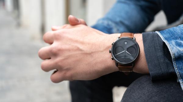 Spania. Hoți români, găsiți de Poliție pitiți în vestiar și toaletă: Își făcuseră buletine false pentru a intra într-o sală de sport să fure ceasuri scumpe