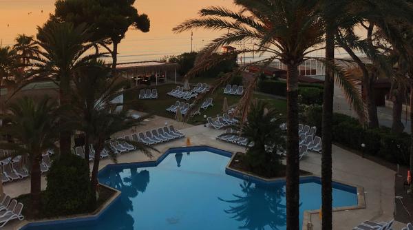 Turist rănit grav în timp ce era în vacanță în Mallorca. Tânărul a căzut din camera de hotel de la etajul doi 