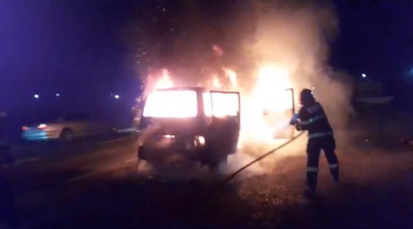 Un microbuz în care se aflau opt români a luat foc în mers, în județul Vaslui