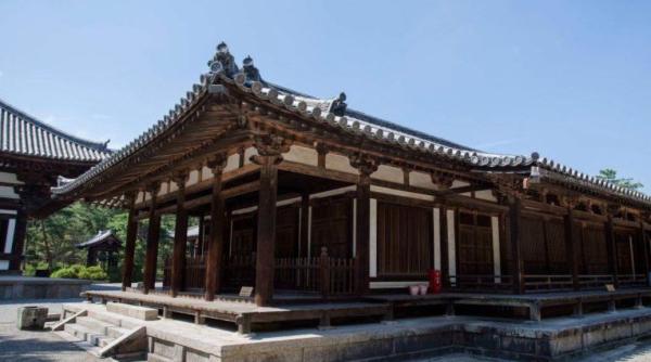 Templu din secolul al VIII-lea, din Japonia, vandalizat de un tânăr. Acesta a gravat pe un stâlp numele Julian