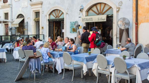 Clienți fără bani cash, dați afară dintr-un restaurant din Roma, cu mâncarea pe masă. Chelnerul: "POS-ul nu funcționează, trebuie să plecați"