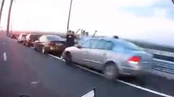 Șoferii fascinați de noul Pod de la Brăila se îngrămădesc să facă poze: „Să facă niște refugii cu loc de picnic, niște măsuțe, un grătărel“ / VIDEO