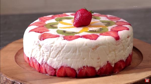 Tortul perfect pentru zilele călduroase de vară. Dulce, răcoritor și plin de fructe proaspete, o explozie de arome