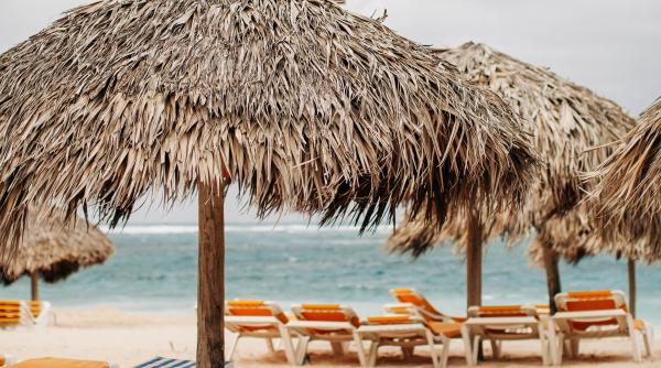 Canicula provoacă o luptă pentru şezlonguri, în Grecia: Se fac rezervări din timp pentru a mai prinde un loc pe plajele din Attica