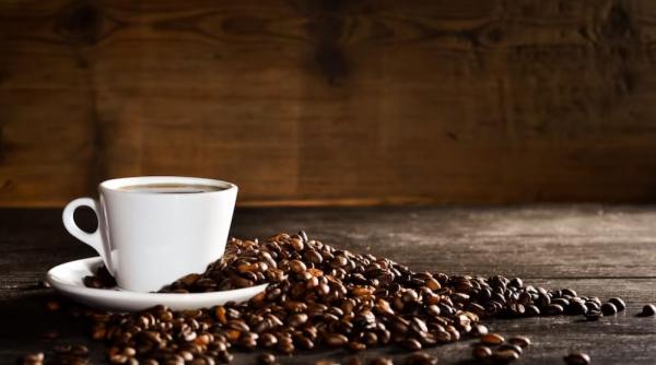 De ce unele persoane pun sare în cafea? Explicația e simplă și te va convinge să o faci și tu!