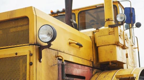 Doi români s-au apucat de furat GPS-urile tractoarelor din Ungaria. Au fost arestați 