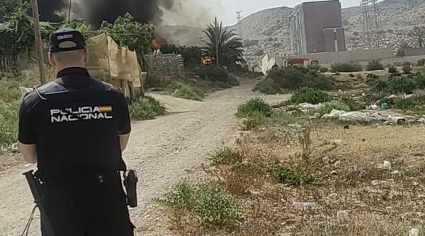 O românca din Spania a refuzat să își abandoneze câinii și găinile în casa cuprinsă de flăcări în Almeria