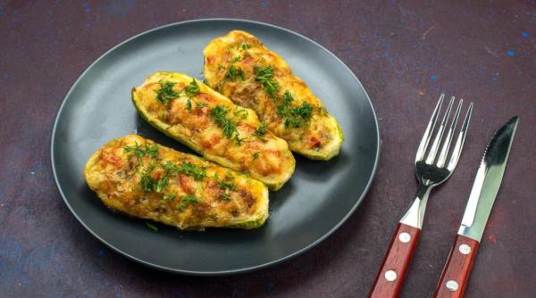 Dovlecei umpluți cu pesmet și măsline, cea mai savuroasă cină în sezonul cald