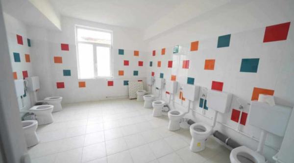 La Craiova, WC-urile de la un liceu devin loc de socializare. Olguța Vasilescu a șters postarea 