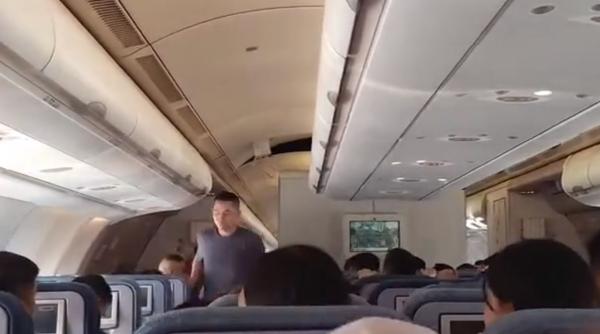 Pasagerii unui avion au fost aruncați în tavan de turbulențe: "Mulțumim lui Dumnezeu că suntem în viață"