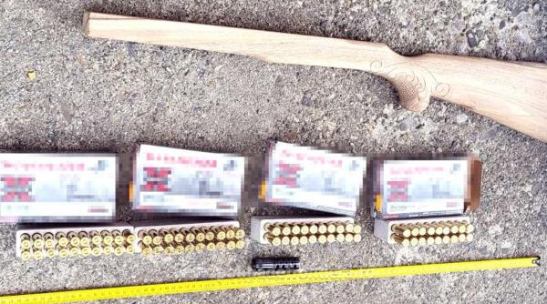 Un român se plimba cu mai multe arme în mașină. Oprit de polițiști, a dat vina pe un pasager