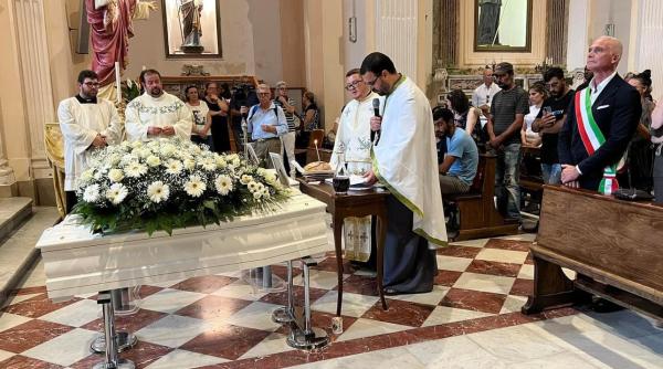 Preotul, revoltat că oamenii nu au venit la înmormântarea frățiorilor români din Italia: "E un semn rău" 