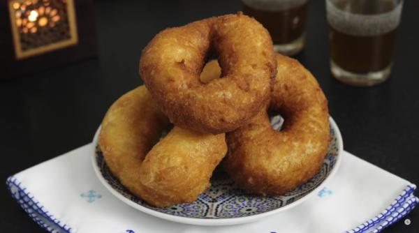 Gogoși ineluș cu sos de ciocolată „ca la mare”. Dulcele preferat al copilăriei