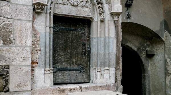 Influențe din folclorul românesc în grafica sloturilor online: mituri și legende