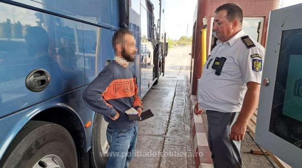 Pasagerul unui autocar cu destinația Cehia, prins cu buletin fals. Cât a plătit pentru actul contrafăcut?