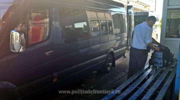 Un microbuz pe tura Bulgaria-Germania nu a fost lăsat să intre în țară. Polițiștii au dat peste o ascunzătoare, amenajată de șofer