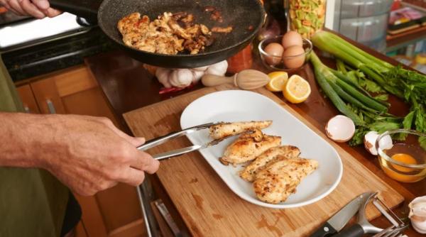 Un vegan i-a trimis vecinului său care gătește carne o scrisoare: Este dezgustător!