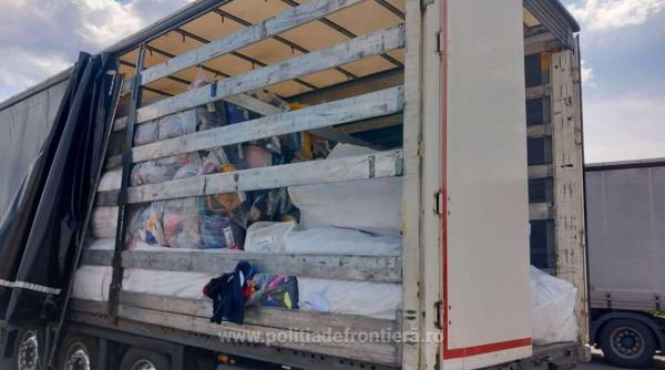 Două camioane, în drum spre Slovacia și Germania, oprite în vamă. Șoferii au rămas fără toată marfa transportată