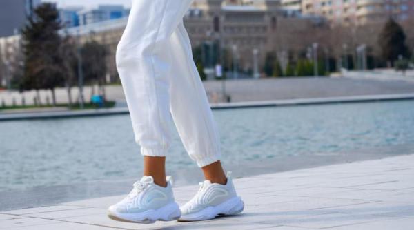 Adidașii albi vor străluci din nou datorită acestor trucuri simple