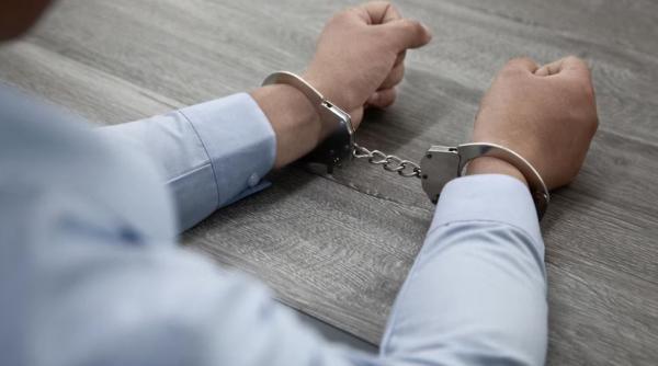 Italia. Un român a încercat să evadeze, în stil hollywoodian, chiar de sub nasul judecătorului