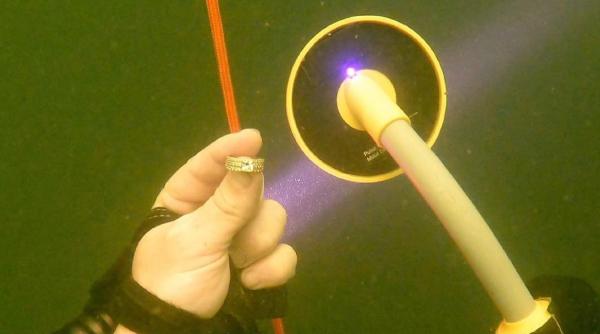 Un scafandru a găsit o verighetă pierdută într-un lac. Mare i-a fost mirarea când a aflat că bijuteria valorează 8.500 de euro