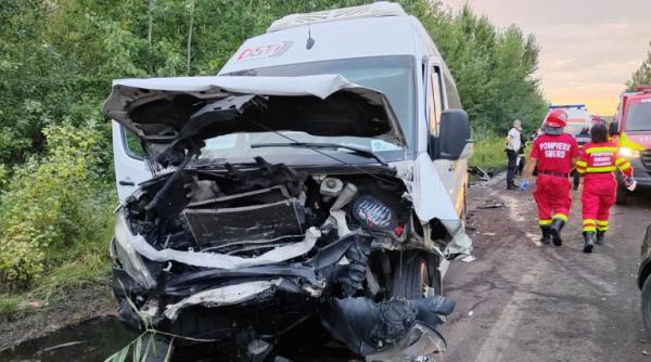 UPDATE. Accident grav cu microbuz, în județul Prahova; a fost activat Planul roşu de intervenţie. O tânăra a murit