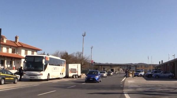 Autocar cu români din Spania, blocat în Italia: Polițiștii au pus mâna pe un român care era căutat de 16 ani