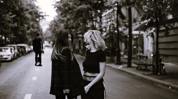 Clipe de coșmar pentru o mamă și fiica sa: Un român beat le-a urmărit mai multe străzi din Italia. Cele două s-au refugiat într-un magazin