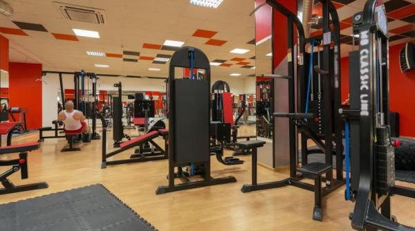 Doi români au mers la o sală de sport din Milano și au luat la puricat vestiarul: au furat un ceas Rolex și 200 de euro