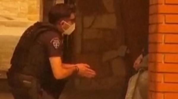 Imaginea durerii în Grecia: un polițist roagă în genunchi călugărițele să părăsească o mănăstire