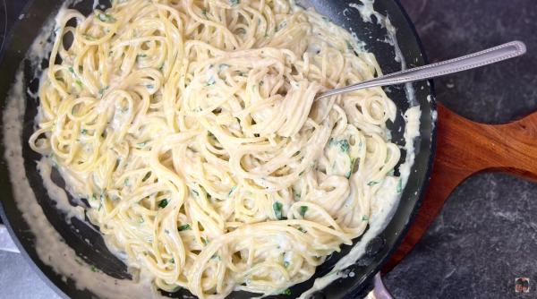 Spaghete cu sos de usturoi copt și bucățele de pui. Savurați fiecare mușcătură delicioasă!