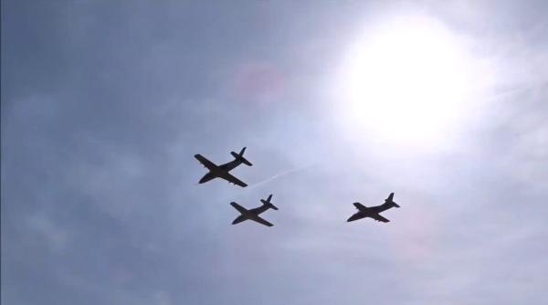 Spectacol aerian impresionant al aeronavelor militare și civile, cu ocazia Zilei Aviației Române