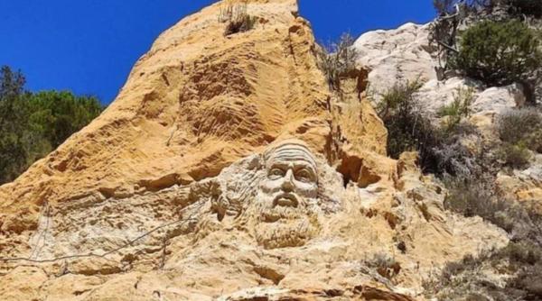 Un chip misterios a fost sculptat pe o stâncă de pe o plajă din Huelva. Autorii riscă o amendă uriașă
