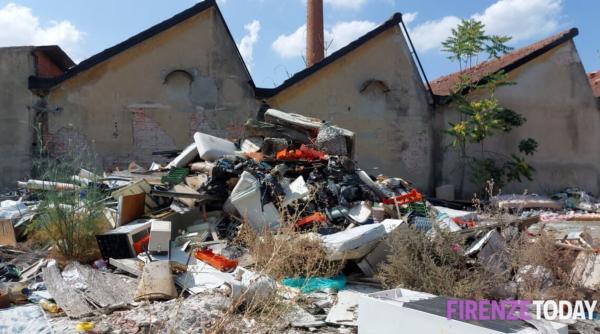 Fosta fabrică de mobilă din Florența, mistuită de foc: câteva familii de români continuă să locuiască acolo, în condiții șocante