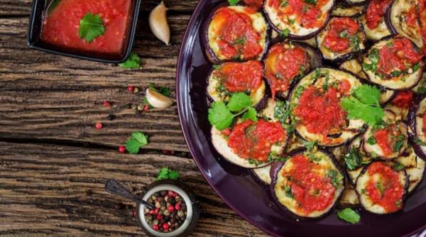 Mini pizza pe rondele de vinete. O rețetă grozavă pentru petreceri sau o cină cu familia