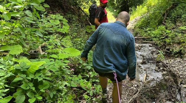 Experiență neplăcută pentru un turist aflat în drumeție pe munte: A fost abandonat de ghidul turistic