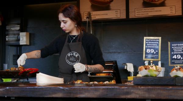 O tânără bucătăreasă concediată pentru că și-a verificat telefonul în timpul turei. „Am plecat de la serviciu în lacrimi”