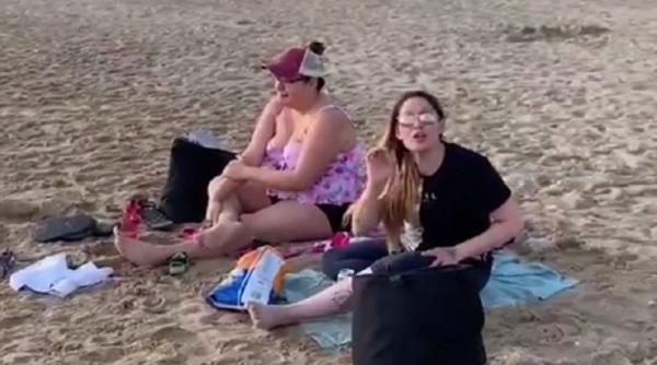 Scandal la plajă. Femeie, revoltată de costumul de baie purtat de o fetiță de 13 ani, lângă fiul ei - VIDEO