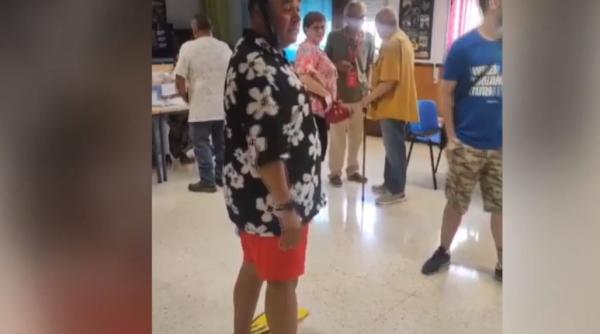 Imaginea virală a alegerilor din Spania: un cetățean a votat cu o mască de scufundări și labe pentru înot