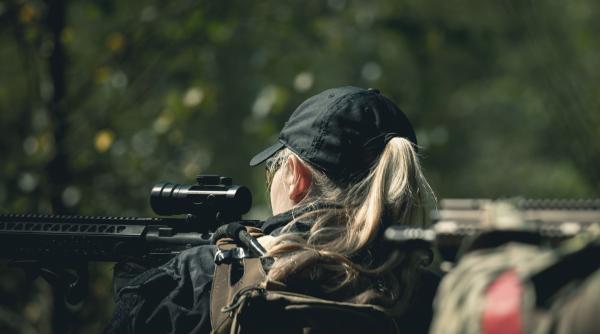 Rusia introduce pregătire militară în școli pentru atacuri cu pușca și respingerea dronelor